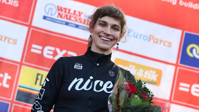 ciclista trans Austin Killips gana una carrera por 5 minutos de diferencia frente a mujeres biológicas