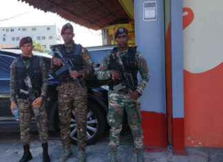 Desde tempranas horas de este martes agentes de la Policía Nacional en compañía de miembros de la Dirección General de Drogas (DNCD) han realizado allanamientos en varios sectores de Santiago de los Caballeros.