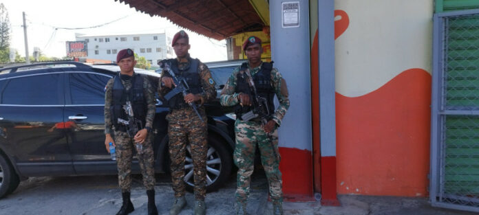 Desde tempranas horas de este martes agentes de la Policía Nacional en compañía de miembros de la Dirección General de Drogas (DNCD) han realizado allanamientos en varios sectores de Santiago de los Caballeros.