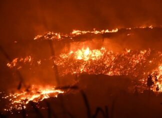 Se logró sofocar incendio en el depósito de basura en San Isidro El cuerpo de bomberos en conjunto con helicópteros de la Fuerza Aérea de República Dominicana (FARD) lograron sofocar el incendio que se registró la noche del miércoles en un depósito de basura localizado en la avenida Hípica, en las proximidades de la Base Aérea de San Isidro en Santo Domingo Este.