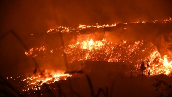 El cuerpo de bomberos en conjunto con helicópteros de la Fuerza Aérea de República Dominicana (FARD) lograron sofocar el incendio que se registró la noche del miércoles en un depósito de basura localizado en la avenida Hípica, en las proximidades de la Base Aérea de San Isidro en Santo Domingo Este.