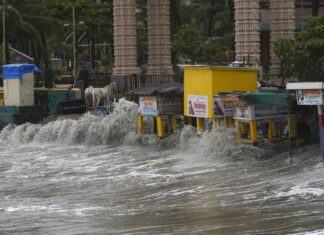 Poderosas olas arrastran a los turistas fuera de una playa al oeste de la India