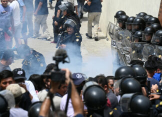 Guatemaltecos queman mobiliario y papeletas en protesta por los resultados electorales