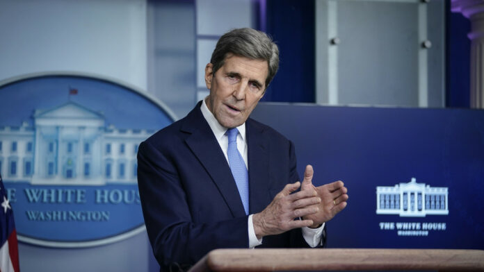 La invasión a Irak liderada por EE.UU. en 2003 no fue un crimen de agresión porque el expresidente George W. Bush nunca fue acusado, indicó el exsecretario de Estado estadounidense, John Kerry, durante una entrevista con el canal de televisión francés LCI el domingo pasado.