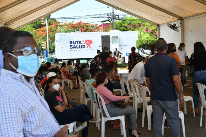La carpa establecida por el Ministerio de Salud Pública, en su sede, para vacunación y pruebas por Covid-19 ha sido la muestra durante la última semana del aumento en la positividad del virus que refieren las autoridades.