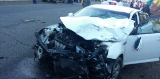 Dos personas murieron y otras dos resultaron heridas durante un accidente de tránsito ocurrido la madrugada de este domingo en la avenida 27 de febrero, próxima a la comunidad de Pontezuela, en la ciudad de Santiago de los Caballeros.