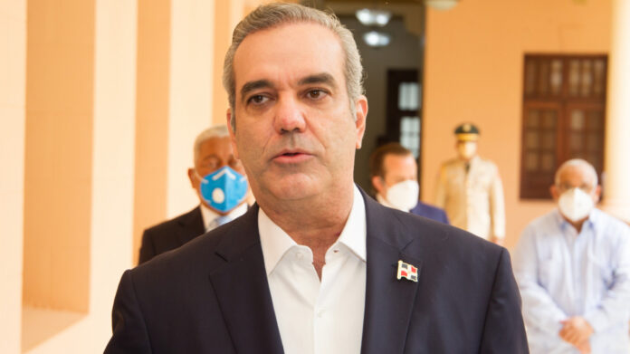 Presidente Abinader admite problema de planificación en Pasaportes; indicó que hubo una falta de previsión El presidente de la República, Luis Abinader, admitió este lunes un problema de planificación en la Dirección General de Pasaportes en cuanto a la entrega de libretas.