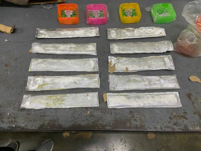 Los agentes antinarcóticos, inspectores y unidades caninas, inspeccionaron en uno de los depósitos del Inposdom, cuando detectaron sustancias extrañas en varias cajas, llaveros y otros accesorios, que serían enviados a través del correo a Canadá.