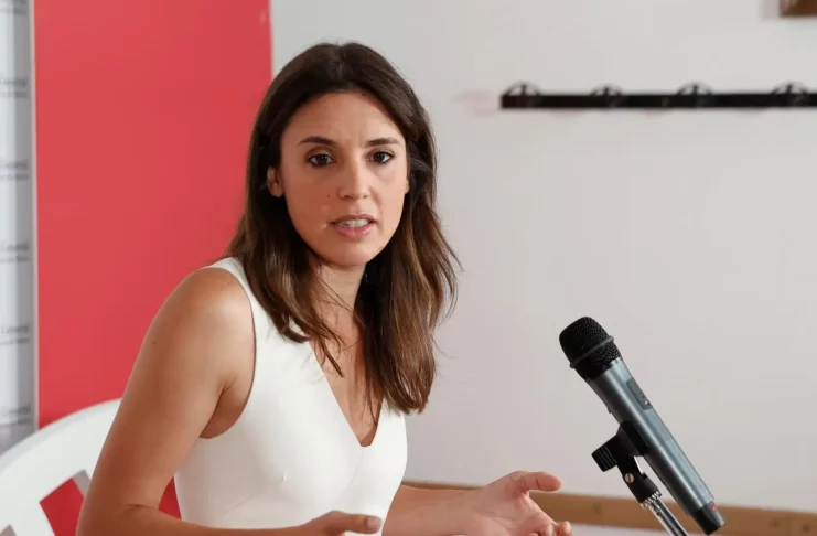 Condenan a la ministra de Igualdad de España por llamar «maltratador» a un hombre