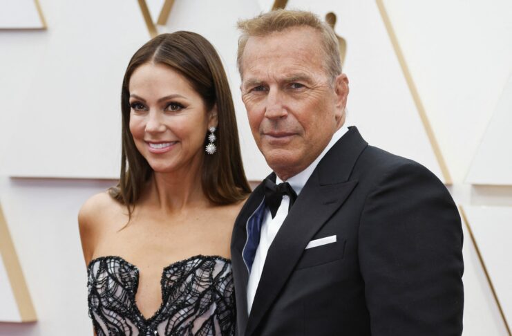 Esposa de Kevin Costner se niega a abandonar casa en medio de proceso de divorcio