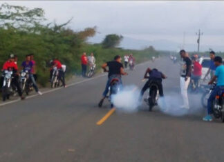 PN se le tira a organización dedicada a carreras clandestinas en San Cristóbal La Policía Nacional desmanteló una estructura dedicada a organizar carreras clandestinas en motocicletas en el municipio de San Gregorio de Nigua en San Cristóbal.