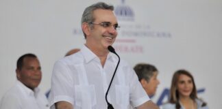El presidente de la República, Luis Abinader, reconoció y agradeció este viernes la labor de los educadores dominicanos, igualmente hizo alusión a que la dedicación de estos por enseñar, forman los cimientos del futuro de la nación. Estas declaraciones las externó el mandatario en el marco de la celebración del “Día del Nacional del Maestro”.