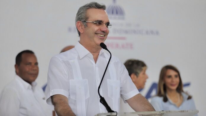 El presidente de la República, Luis Abinader, reconoció y agradeció este viernes la labor de los educadores dominicanos, igualmente hizo alusión a que la dedicación de estos por enseñar, forman los cimientos del futuro de la nación. Estas declaraciones las externó el mandatario en el marco de la celebración del “Día del Nacional del Maestro”.