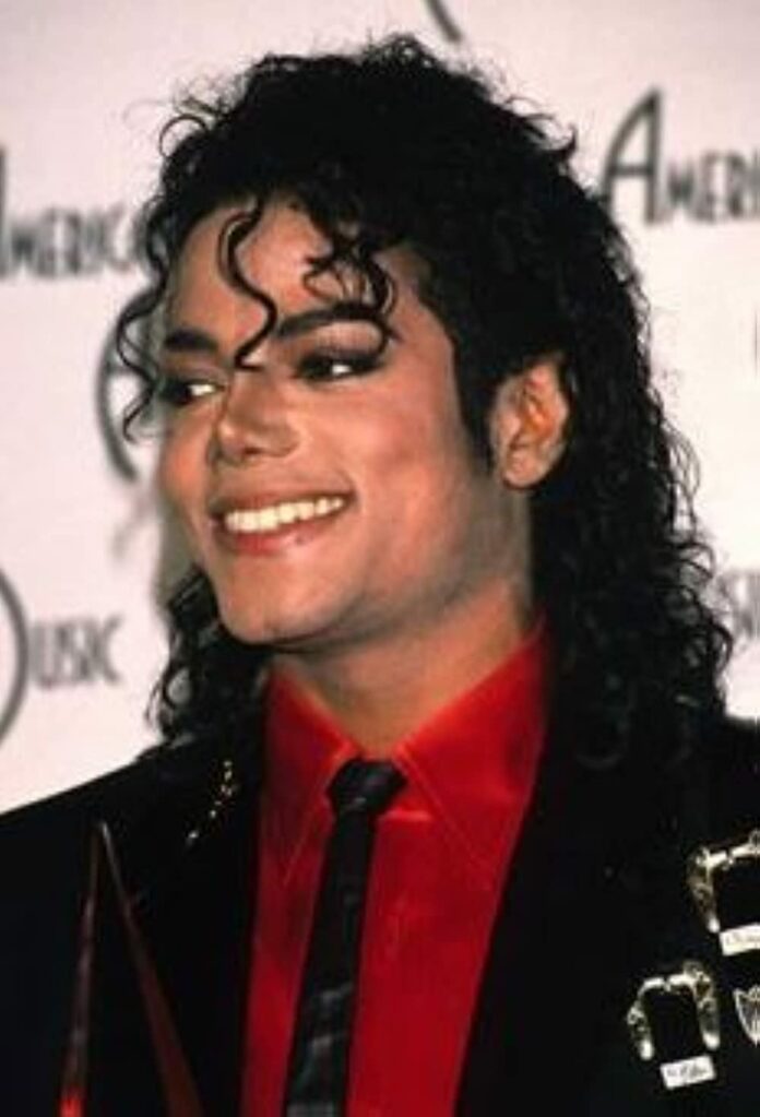 A 14 años de su muerte, Michael Jackson será juzgado por supuesto abuso sexual Este 25 de junio se cumplieron 14 años de la muerte de "El Rey del Pop", Michael Jackson, a causa de un paro cardíaco provocado por una sobredosis de propofol, un potente sedante, mezclado con otros medicamentos, que fueron suministrados por el médico Conrad Murray, quien fue hallado culpable de homicidio involuntario y pasó dos de los cuatro años de condena en la cárcel.