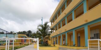 Otro video circula en las redes sociales del país en el que se observa que un estudiante de una escuela es agredido por un joven a machetazos en el frente del centro educativo, mientras varios compañeros de aulas gritan y corren ante el hecho.