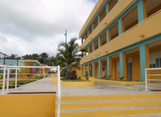 Otro video circula en las redes sociales del país en el que se observa que un estudiante de una escuela es agredido por un joven a machetazos en el frente del centro educativo, mientras varios compañeros de aulas gritan y corren ante el hecho.