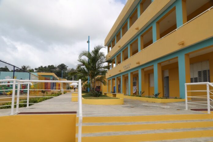 Otro video circula en las redes sociales del país en el que se observa que un estudiante de una escuela es agredido por un joven a machetazos en el frente del centro educativo, mientras varios compañeros de aulas gritan y corren ante el hecho.