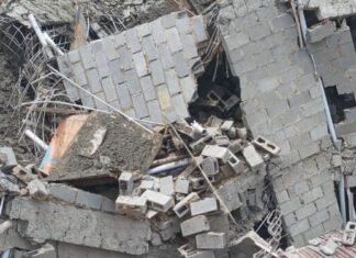 El geólogo Osiris de León mostró este viernes el derrumbe de un edificio ¨con graves vicios¨ en proceso de construcción en San Cristóbal.