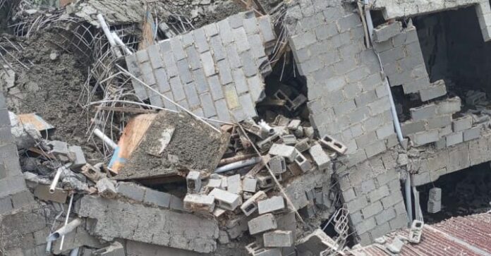 El geólogo Osiris de León mostró este viernes el derrumbe de un edificio ¨con graves vicios¨ en proceso de construcción en San Cristóbal.