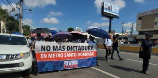 La mañana de este miércoles los empleados y desvinculados del Metro de Santo Domingo continúan en su plan de lucha en demanda de mejores condiciones laborales, pago de prestaciones, reposición de cancelados, modificaciones en los horarios de trabajo, entre otras reivindicaciones.