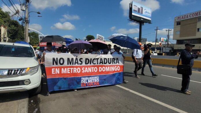 La mañana de este miércoles los empleados y desvinculados del Metro de Santo Domingo continúan en su plan de lucha en demanda de mejores condiciones laborales, pago de prestaciones, reposición de cancelados, modificaciones en los horarios de trabajo, entre otras reivindicaciones.