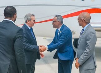 Abinader llega a Bahamas para cumbre de Caricom El presidente Luis Abinader arribó a las 11:10 de la mañana de este jueves a Nassau, Bahamas, donde participará de la reunión de los países de la Comunidad del Caribe (Caricom) a la cual asistirá la vicepresidenta de Estados Unidos, Kamala Harris