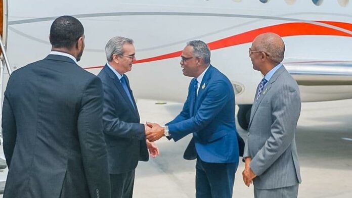 Abinader llega a Bahamas para cumbre de Caricom El presidente Luis Abinader arribó a las 11:10 de la mañana de este jueves a Nassau, Bahamas, donde participará de la reunión de los países de la Comunidad del Caribe (Caricom) a la cual asistirá la vicepresidenta de Estados Unidos, Kamala Harris
