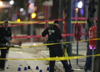 10 heridos de bala durante celebración del triunfo de Nuggets; detienen a sospechoso Diez personas resultaron heridas en un tiroteo masivo en la madrugada del martes en Denver, en una zona donde los fanáticos del baloncesto celebraban el primer título de la NBA de los Nuggets, dijo la policía, que reportó la detención de un sospechoso.