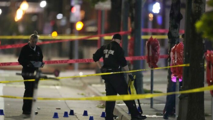 Diez personas resultaron heridas en un tiroteo masivo en la madrugada del martes en Denver, en una zona donde los fanáticos del baloncesto celebraban el primer título de la NBA de los Nuggets, dijo la policía, que reportó la detención de un sospechoso.