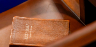 Distrito escolar de EE.UU. devuelve la Biblia a las bibliotecas tras protestas por su prohibición