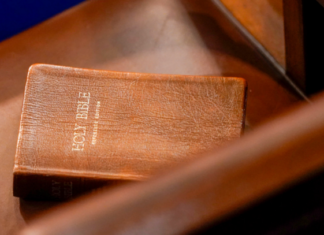 Distrito escolar de EE.UU. devuelve la Biblia a las bibliotecas tras protestas por su prohibición