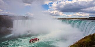 Una embarcación turística que llevaba 36 personas a bordo ha volcado cerca de las cataratas del Niágara, concretamente en el canal de Erie, una vía artificial que comunica el lago Erie con el río Hudson y el océano Atlántico.