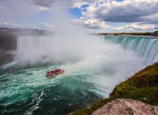 Un barco turístico se vuelca cerca de las cataratas del Niágara Una embarcación turística que llevaba 36 personas a bordo ha volcado cerca de las cataratas del Niágara, concretamente en el canal de Erie, una vía artificial que comunica el lago Erie con el río Hudson y el océano Atlántico.