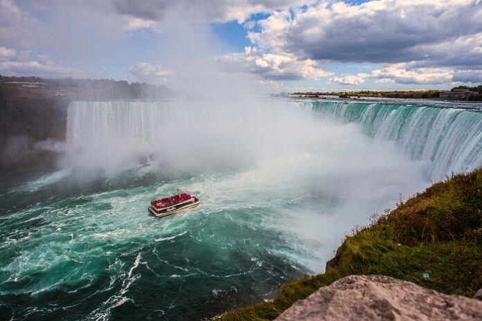 Un barco turístico vuelca cerca de las cataratas del Niágara Una embarcación turística que llevaba 36 personas a bordo ha volcado cerca de las cataratas del Niágara, concretamente en el canal de Erie, una vía artificial que comunica el lago Erie con el río Hudson y el océano Atlántico.