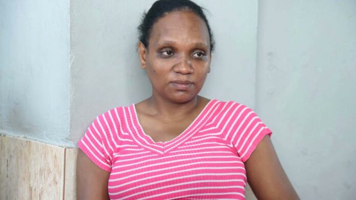 La madre del adolescente de 15 años al que cercenaron una mano luego de salir de un liceo en San Pedro de Macorís, aseguró que su hijo había sido amenazado por desconocidos a través de las redes sociales.