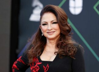 Gloria Estefan será la primera latina en llegar al Salón de la Fama de los Compositores Cuando Gloria Estefan pase a formar parte del Salón de la Fama de los Compositores (SHOF, por sus siglas en inglés) este jueves 15 de junio en Nueva York, será un momento histórico para la comunidad hispana en Estados Unidos.