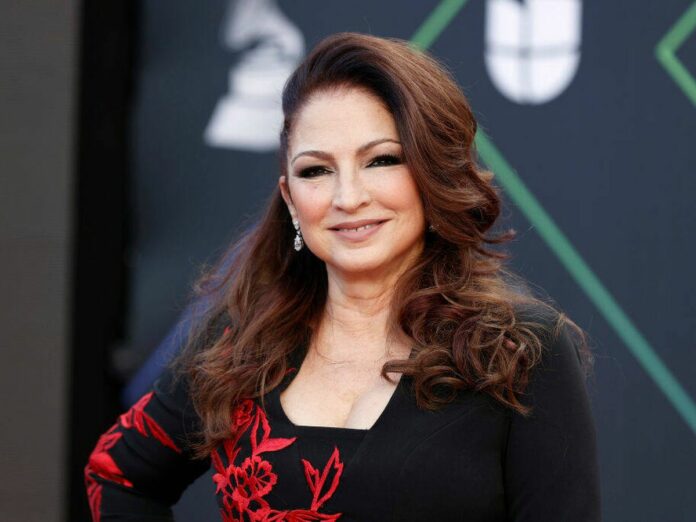 Gloria Estefan será la primera latina en llegar al Salón de la Fama de los Compositores Cuando Gloria Estefan pase a formar parte del Salón de la Fama de los Compositores (SHOF, por sus siglas en inglés) este jueves 15 de junio en Nueva York, será un momento histórico para la comunidad hispana en Estados Unidos.