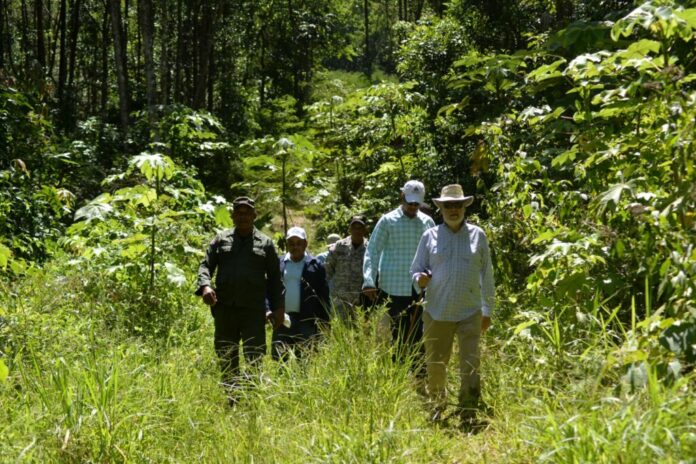 Medio Ambiente presentará cargos contra desaprensivos depredaban Loma Novillero En seguimiento a las acciones tomadas a partir de la visita realizada el fin de semana a Villa Altagracia por el ministro de Medio Ambiente y Recursos Naturales, Miguel Ceara Hatton y el procurador para la Defensa del Medio Ambiente, Francisco Contreras Núñez, la Policía Nacional arrestó este cuatro desaprensivos que estaban depredando la Reserva Forestal Loma Novillero.