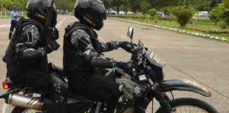 Dos agentes policiales, pertenecientes a la unidad Lince, fueron apresados tras ser sorprendidos supuestamente intentando robar casi un millón de pesos en un establecimiento allanado durante la Operación Halcón IV, en San Francisco de Macorís, provincia Duarte.