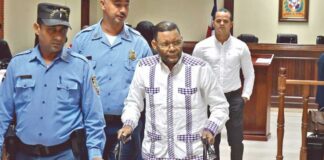 El Cuarto Tribunal Colegiado del Distrito Nacional emitió una orden de arresto contra el empresario choferil Arsenio Quevedo y el exregidor Erickson de los Santos Solís, acusados de ser parte de una red de sicariato que presuntamente se dedicaba a matar choferes por el control de las rutas de transporte en el 2015.