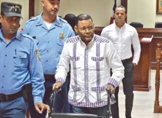 Ordenan arresto de Arsenio Quevedo y el exregidor Erickson de los Santos Solís El Cuarto Tribunal Colegiado del Distrito Nacional emitió una orden de arresto contra el empresario choferil Arsenio Quevedo y el exregidor Erickson de los Santos Solís, acusados de ser parte de una red de sicariato que presuntamente se dedicaba a matar choferes por el control de las rutas de transporte en el 2015.
