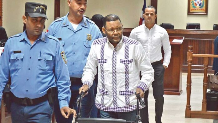 El Cuarto Tribunal Colegiado del Distrito Nacional emitió una orden de arresto contra el empresario choferil Arsenio Quevedo y el exregidor Erickson de los Santos Solís, acusados de ser parte de una red de sicariato que presuntamente se dedicaba a matar choferes por el control de las rutas de transporte en el 2015.