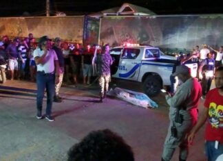 Matan capitán retirado de la Policía en Navarrete Desconocidos mataron anoche a tiros a un capitán retirado de la Policía Nacional cuando se disponía a salir de una banca de venta de números de lotería para la que trabajaba, en el municipio Villa Bisonó (Navarrete), de la provincia Santiago.