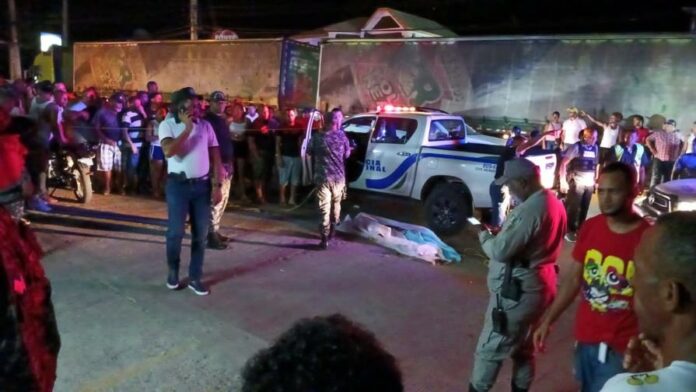 Desconocidos mataron anoche a tiros a un capitán retirado de la Policía Nacional cuando se disponía a salir de una banca de venta de números de lotería para la que trabajaba, en el municipio Villa Bisonó (Navarrete), de la provincia Santiago.