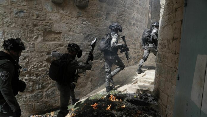 Las Fuerzas de Defensa de Israel hallaron un arsenal terrorista escondido en los túneles de una mezquita en Cisjordania