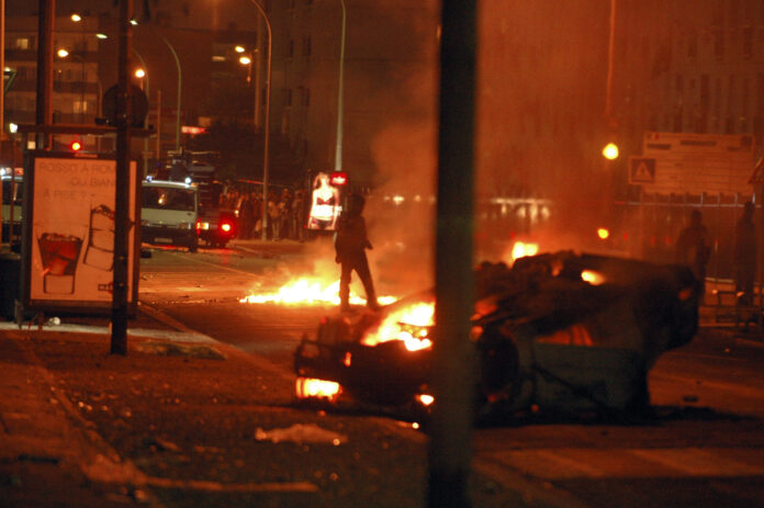 El ataque contra el domicilio del alcalde de un suburbio parisino suscitó la indignación en Francia tras cinco noches consecutivas de disturbios, desencadenados por la muerte a manos de la policía de un adolescente, cuya abuela llamó ayer domingo a detener la violencia.