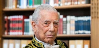 El escueto comunicado firmado por Álvaro, Gonzalo y Morgana Vargas Llosa confirmó que el premio Nobel de literatura (2010) “está hospitalizado desde el sábado tras habérsele diagnosticado el covid-19”, aunque no precisan la ciudad en que se encuentra, y aseguraron que lo hacen público “en vista del interés de los medios por el estado de salud” del literato.