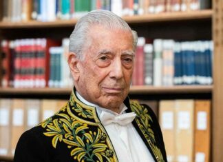 El escueto comunicado firmado por Álvaro, Gonzalo y Morgana Vargas Llosa confirmó que el premio Nobel de literatura (2010) “está hospitalizado desde el sábado tras habérsele diagnosticado el covid-19”, aunque no precisan la ciudad en que se encuentra, y aseguraron que lo hacen público “en vista del interés de los medios por el estado de salud” del literato.