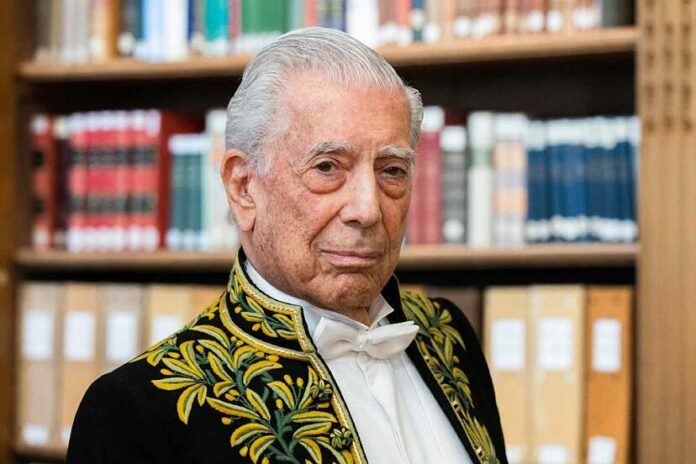 El escueto comunicado firmado por Álvaro, Gonzalo y Morgana Vargas Llosa confirmó que el premio Nobel de literatura (2010) “está hospitalizado desde el sábado tras habérsele diagnosticado el covid-19”, aunque no precisan la ciudad en que se encuentra, y aseguraron que lo hacen público “en vista del interés de los medios por el estado de salud” del literato.
