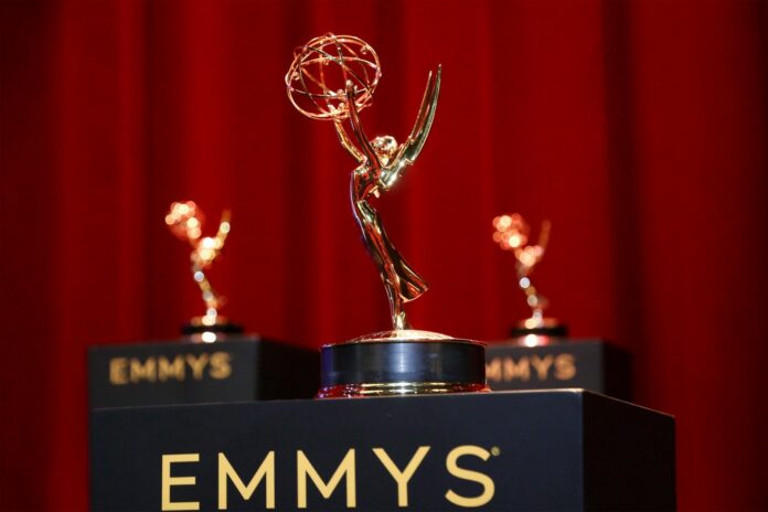 La Academia de Televisión y la cadena Fox han decidido posponer a enero de 2024 la ceremonia de los Premios Emmy ante la huelga que mantienen los sindicatos de actores y guionistas, informó hoy la prensa estadounidense.